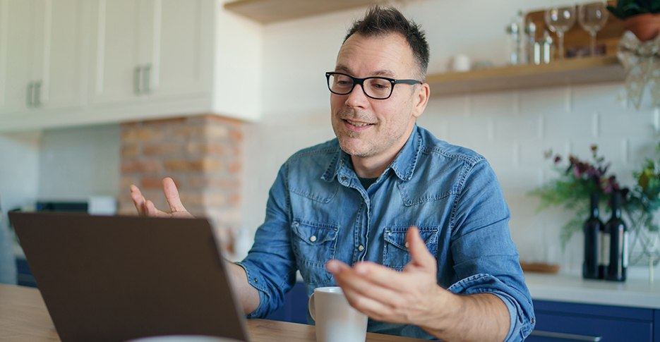 Man talking to sleep apnea dentist via online chat