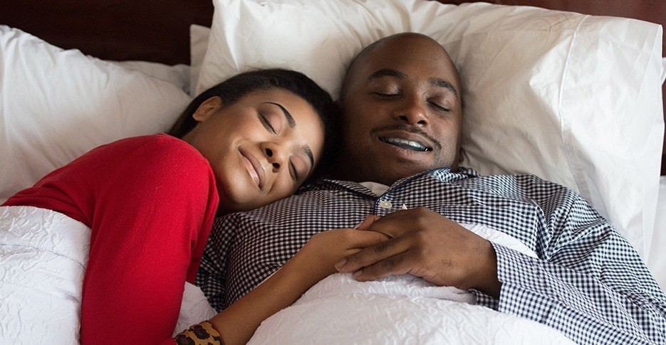 Man and woman sleeping sounly thanks to somnodent avant sleep apnea oral appliance