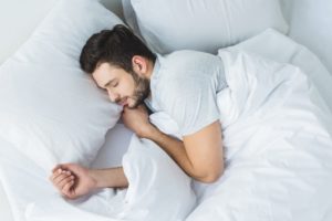 Man with sleep apnea in Lutz lying in bed